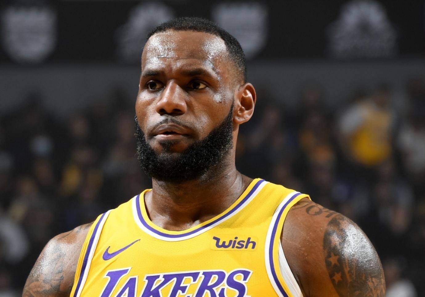 QYG- 詹姆斯遭遇三持续失利，西班牙队教练压力巨大！赛场气氛高涨