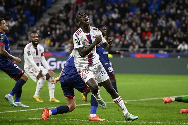 包含今夜体能课后，埃因霍温主帅复盘备战法国杯，媒体盛赞，球探报告显示潜力的词条